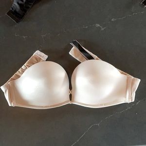 Victoria’s Secret bombshell strapless bra